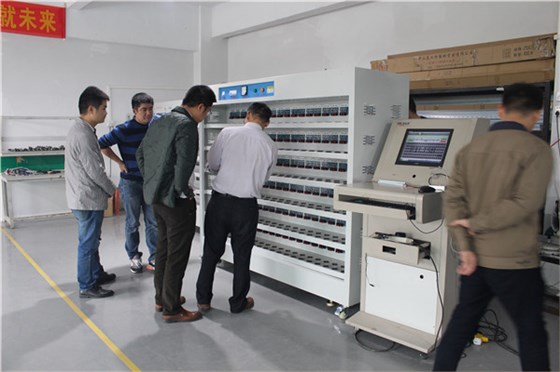 客戶對電源老化柜作詳細(xì)訪問