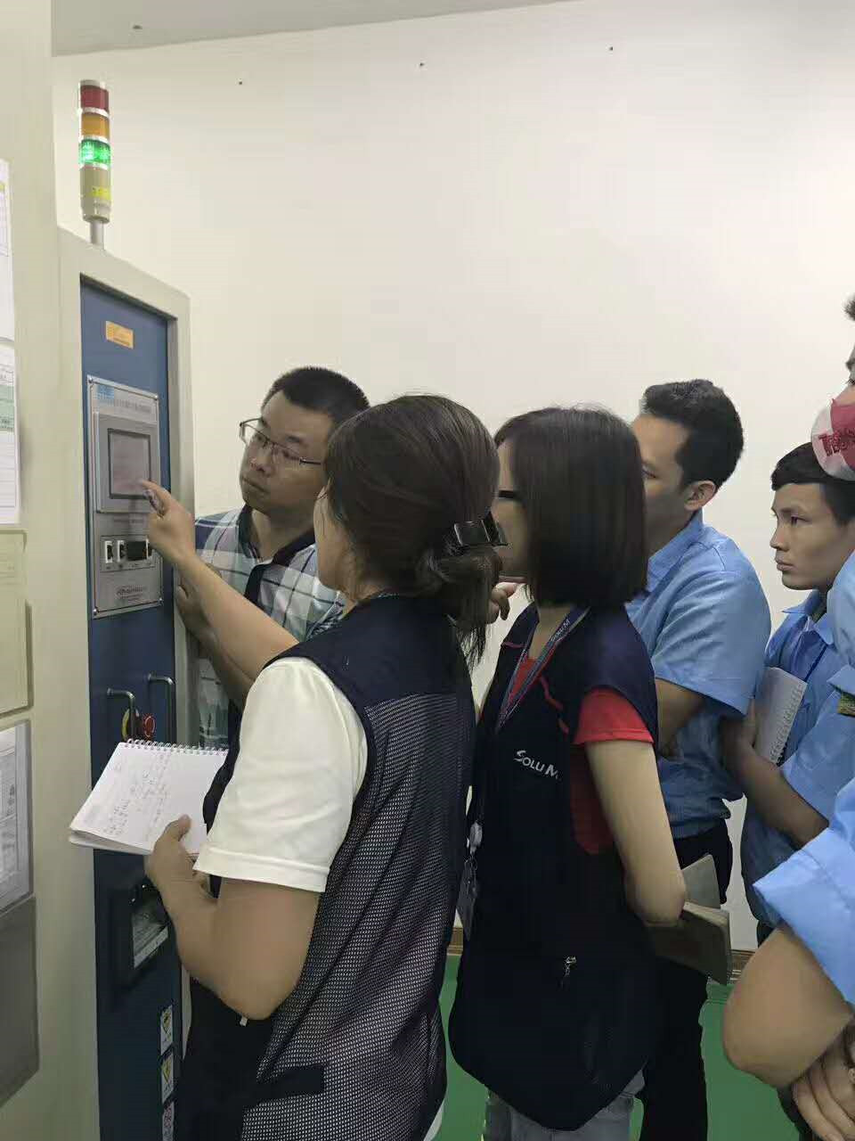 對越南工程人員進行指導(dǎo)說明