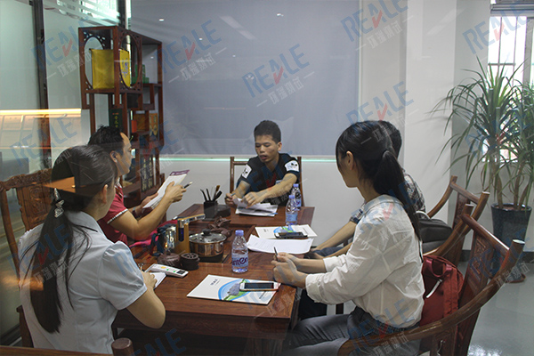 左邊是總經(jīng)理，右邊為越南客戶